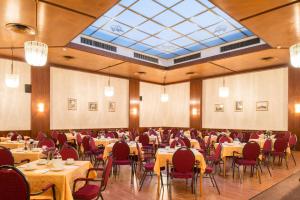 Un restaurante u otro lugar para comer en Hotel Mozart