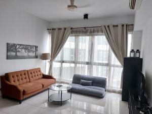 クアラルンプールにあるRegalia Suites Infinity Pool Kuala Lumpurのリビングルーム(ソファ、テーブル付)