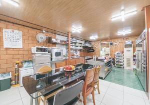 una gran cocina con mesas y sillas. en Jeju Healing Resort, en Jeju