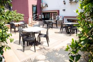 Hotel Le Kremlin Yaoundé في ياوندي: مجموعة من الطاولات والكراسي على الفناء