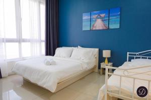1 dormitorio con cama y pared azul en COZY Bali Residence Apartment NEARBY KLEBANG BEACH, en Tranquerah