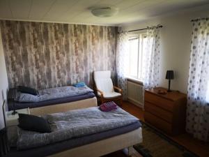 sypialnia z 2 łóżkami, krzesłem i oknem w obiekcie Falkenberg /Vinberg w mieście Vinberg