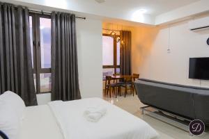 Habitación de hotel con cama y TV de pantalla plana. en COZY Bali Residence Apartment NEARBY KLEBANG BEACH, en Tranquerah