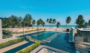 a swimming pool with the beach in the background at The Bloc @ Sea in Thap Sakae
