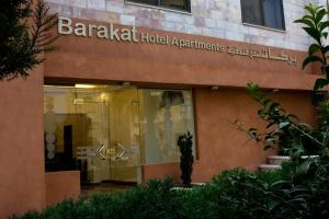 un edificio con un cartel que lee hotel hábitat de banquetes una agencia de participantes en Barakat Hotel Apartments, en Amán