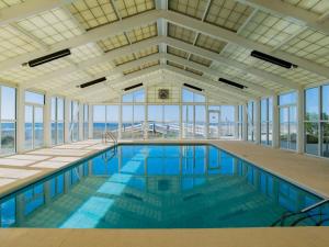 una gran piscina cubierta con ventanas de cristal en Lost Sun 410, en Perdido Key