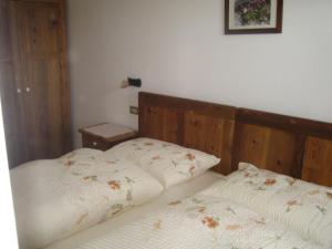 two beds sitting next to each other in a bedroom at Schlernheim Apartment in Völs am Schlern