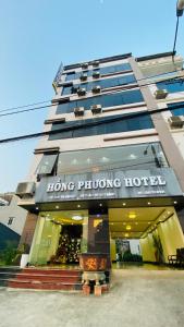 un gran edificio con un hotel hong phong en HỒNG PHƯƠNG HOTEL, en Cao Bằng