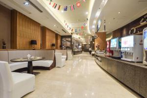 lobby restauracji ze stołem i barem w obiekcie S&N Hotel Dalian w mieście Wafangdian
