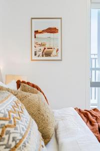 1 dormitorio con sofá y una foto en la pared en Oceanviews on Pearl, en Kingscliff