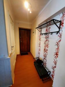 una habitación vacía con un pasillo con una puerta en Teatra 32, en Daugavpils