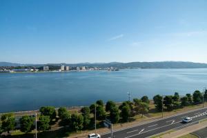- une vue sur une grande étendue d'eau avec une autoroute dans l'établissement Hotel Ichibata, à Matsue