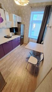 cocina con mesa, mesa y ventana en Rigas 72, en Daugavpils