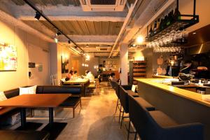 restauracja ze stołami i krzesłami oraz bar w obiekcie Glamping Tokyo Asakusa w Tokio