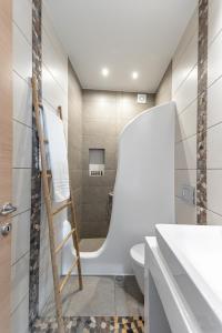 Kúpeľňa v ubytovaní Cozy Comfy Town House + 35 fotografií