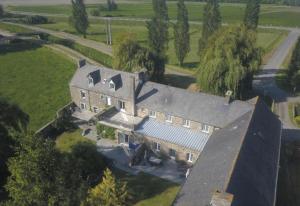 una vista aérea de una casa grande con techo en Chambres d'hôtes la Bégaudière, en Dol-de-Bretagne