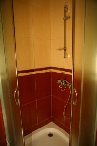 Hotel Queen tesisinde bir banyo