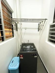 una máquina sentada en una habitación con ventana en SK Homestay Seremban 2 en Seremban