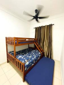 1 dormitorio con litera y ventilador de techo en SK Homestay Seremban 2 en Seremban