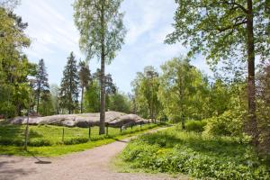 een pad in een park met een beeld van dieren bij Eskolampi in Helsinki