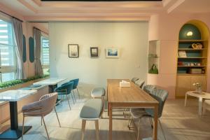 a dining room with a table and chairs at Manas B&B in Taitung City