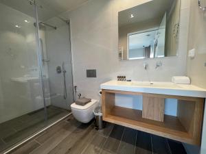 Un baño con lavabo, inodoro y ducha. en Majestic Penthouse Acropolis, en Atenas
