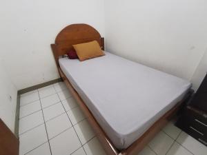 Postel nebo postele na pokoji v ubytování Cibubur Village Wina Property