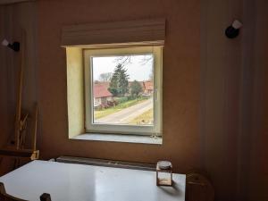 uma janela num quarto com uma mesa em frente em Altmark - Haus am Hang mit Garten 