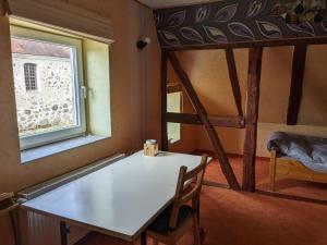 een kamer met een tafel en een stapelbed bij Altmark - Haus am Hang mit Garten 