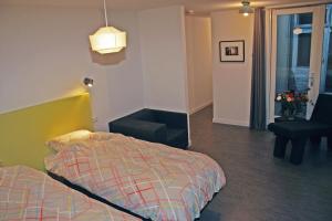 una camera d'albergo con letto e sedia di B&B Central Park a Utrecht