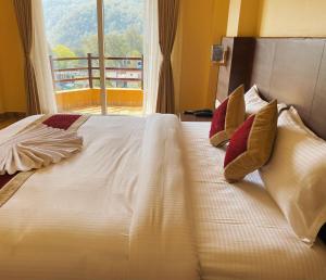 Una cama o camas en una habitación de Hotel Hidden Kingdom