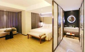 Tempat tidur dalam kamar di Atour S Hotel Chengdu Taikoo Li