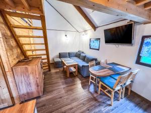 a living room with a couch and a table at W Dolinie Bobru in Trzcińsko