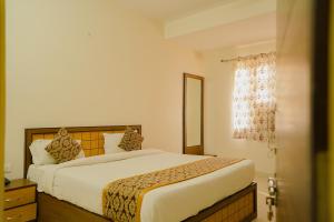 ジャイプールにあるHotel Cheelgadiのベッドルーム(大型ベッド1台、窓付)