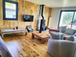 salon z kanapą i stolikiem kawowym w obiekcie Villa Moderne * Piscine privée 5x10 * Climatisation * Camargue w mieście Marsillargues