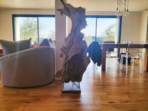 salon z kanapą i drewnianym stołem w obiekcie Villa Moderne * Piscine privée 5x10 * Climatisation * Camargue w mieście Marsillargues