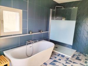 Łazienka w obiekcie Villa Moderne * Piscine privée 5x10 * Climatisation * Camargue