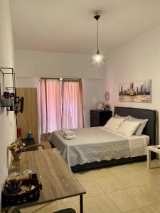 1 dormitorio con 1 cama y 1 mesa en Rania's House, en Metana
