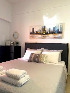 1 dormitorio con 1 cama con 2 toallas en Rania's House, en Metana