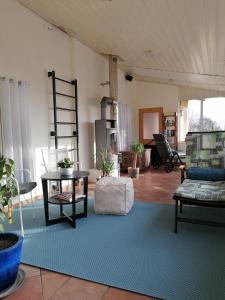 Posezení v ubytování Ferienwohnung Schuhmann Therme Aquapulco Ikuna Erlebnispark Zoo Schmiding 20 min mit Auto entfernt mit Wintergarten und Garten ab 3 Nächte buchbar