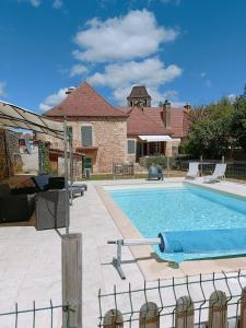 The swimming pool at or close to Villa Paris