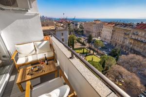 een balkon met uitzicht op de stad bij Aenei Delux in Rijeka