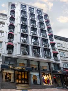 THE BOSFOR HOTEL في إسطنبول: مبنى ابيض فيه بلكونات جنبه