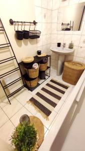 Baño con 2 alfombras, lavabo y lavabo en Un nid d'amour, en Ruoms