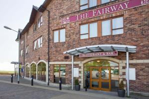 un edificio de ladrillo con un letrero para el restaurante y la cafetería más lejanos en The Fairway, en Barnsley