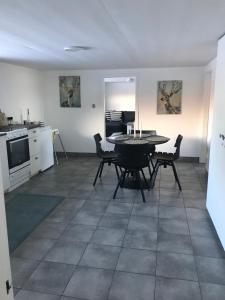 a kitchen and dining room with a table and chairs at Ny Roesgaard in Lemvig