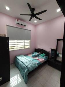 Kampong Peruntun的住宿－KS Villa Homestay KKB，一间卧室配有一张床和吊扇
