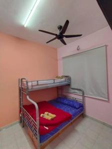 Postel nebo postele na pokoji v ubytování KS Villa Homestay Kuala Kubu Bharu