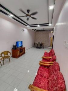 Kampong PeruntunにあるKS Villa Homestay KKBの天井の部屋の赤いベッド