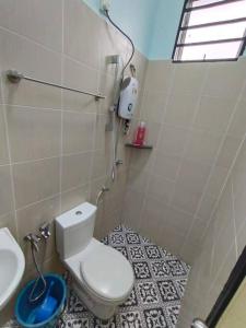 Kampong Peruntun的住宿－KS Villa Homestay KKB，一间带卫生间和水槽的浴室